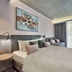 https://number-11-urban-hotel.hotelssaintjulians.com